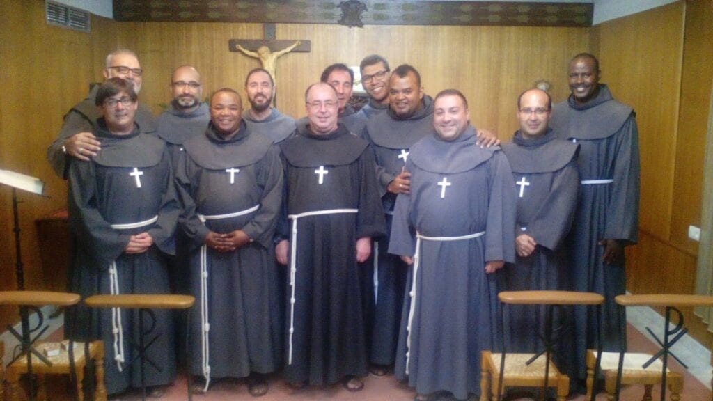 franciscanos de la cruz blanca