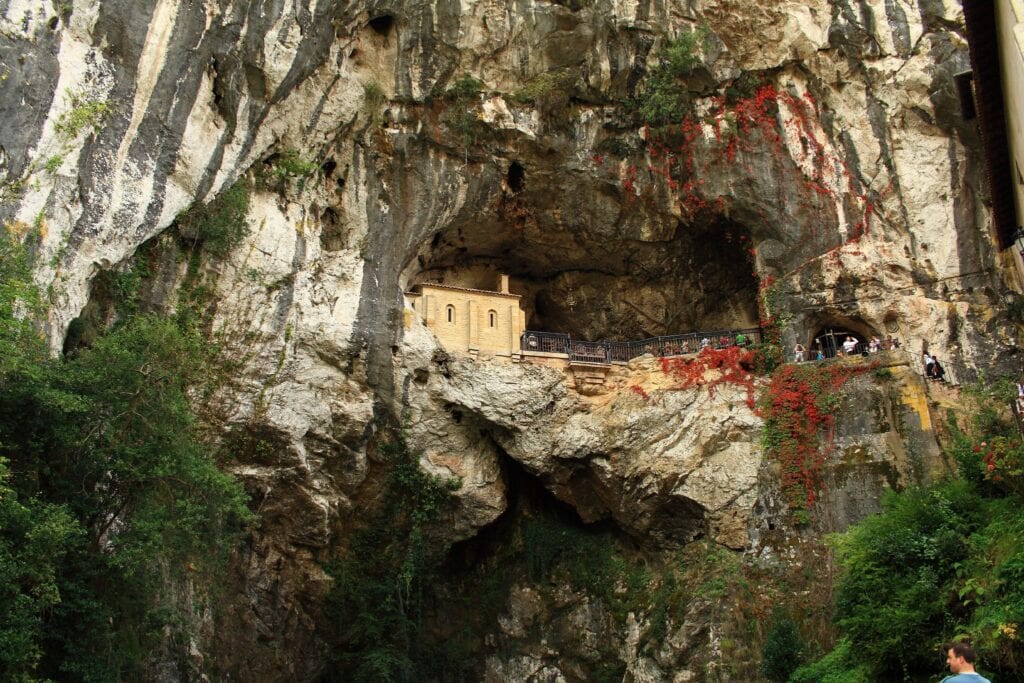 santuario de covadonga santa cueva